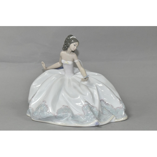 418 - A LLADRO 'AT THE BALL' FIGURINE, no 5859, depicting a seated lady in a ball gown holding a fan, scul... 