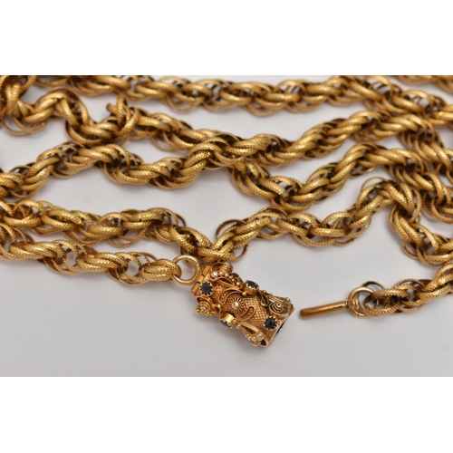 1 - A GEORGIAN TEXTURED LINK LONG CHAIN, textured multi-link chain, fitted with a canetellie barrel clas... 