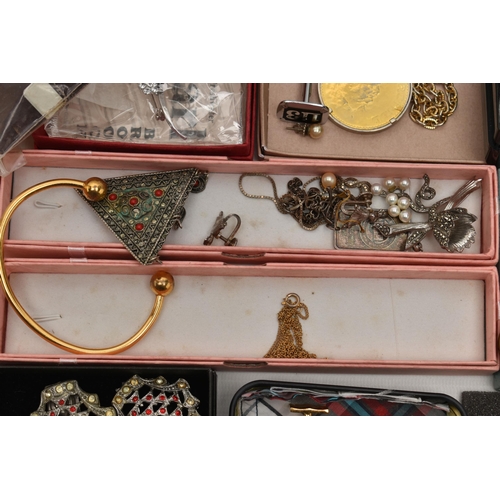 106 - A BOX OF ASSORTED JEWELLERY, to include an AF 'Swarovski' bunch of grapes brooch, a small assortment... 