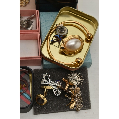 106 - A BOX OF ASSORTED JEWELLERY, to include an AF 'Swarovski' bunch of grapes brooch, a small assortment... 