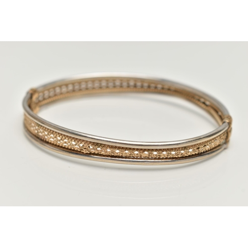 53 - A 9CT BICOLOUR HINGED BRACELET, AF yellow gold textured and pierced centre with white gold edges, fi... 