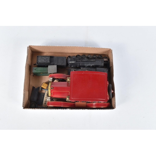 21 - AN UNBOXED BATTERY OPERATED TINPLATE VINTAGE CAR, not tested, no makers marking, lithographed red ti... 