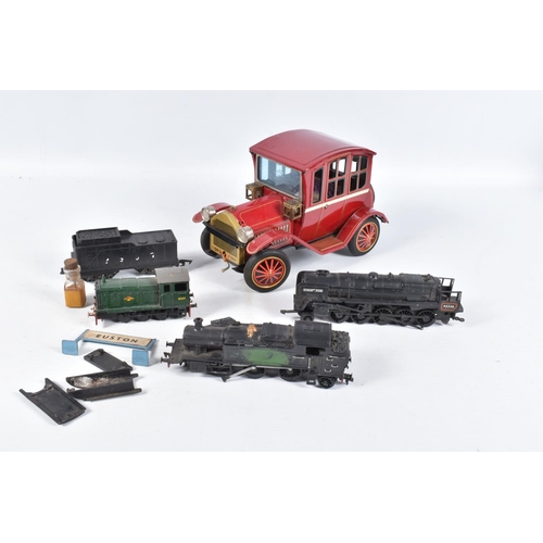 21 - AN UNBOXED BATTERY OPERATED TINPLATE VINTAGE CAR, not tested, no makers marking, lithographed red ti... 