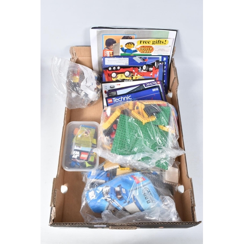 153 - A COLLECTION OF UNBOXED AND ASSORTED LOOSE LEGO, playworn condition, items range from 1970's to mode... 