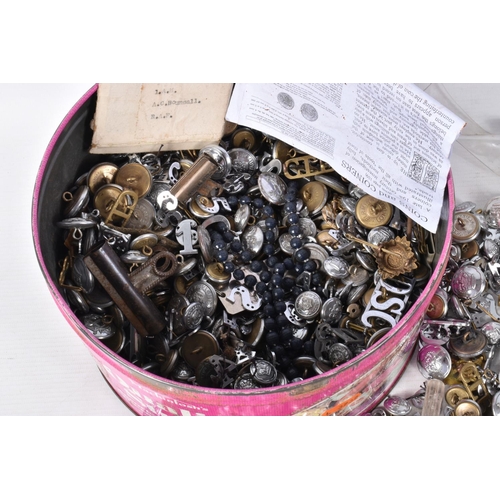 351 - A LARGE TIN OF ASSORTED ARMY AND POLICE BUTTONS, NUMBERS AND SHOULDER TITLES, the tin includes speci... 