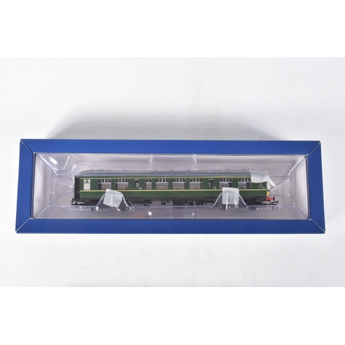 189 - A BOXED BACHMANN OO GAUGE DERBY LIGHTWEIGHT TWO CAR D.M.U. SET, No.32-515A, B.R. Green with yellow w... 