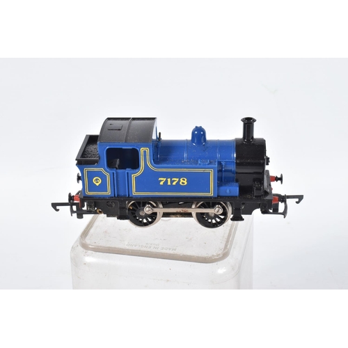 197 - A QUANTITY OF BOXED AND UNBOXED OO GAUGE LOCOMOTIVES, boxed Hornby class 0F Pug No.4, Huntley & Palm... 