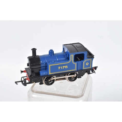 197 - A QUANTITY OF BOXED AND UNBOXED OO GAUGE LOCOMOTIVES, boxed Hornby class 0F Pug No.4, Huntley & Palm... 