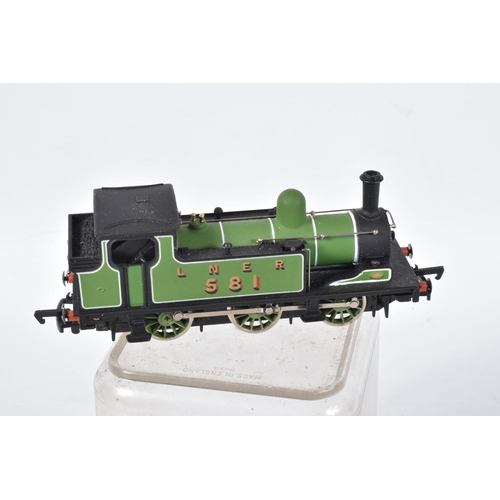 197 - A QUANTITY OF BOXED AND UNBOXED OO GAUGE LOCOMOTIVES, boxed Hornby class 0F Pug No.4, Huntley & Palm... 