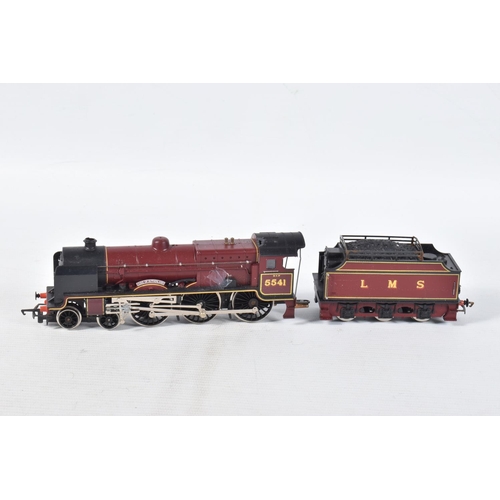 197 - A QUANTITY OF BOXED AND UNBOXED OO GAUGE LOCOMOTIVES, boxed Hornby class 0F Pug No.4, Huntley & Palm... 