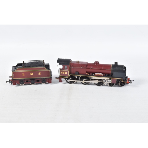 197 - A QUANTITY OF BOXED AND UNBOXED OO GAUGE LOCOMOTIVES, boxed Hornby class 0F Pug No.4, Huntley & Palm... 