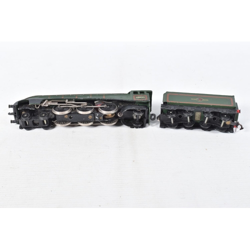 199 - A BOXED HORNBY DUBLO A4 CLASS LOCOMOTIVE 'Silver King' No.60016 (EDL11), converted for two rail oper... 