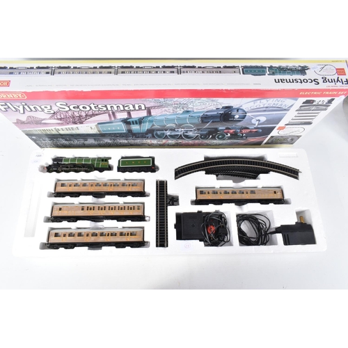 200 - A BOXED HORNBY RAILWAYS OO GAUGE FLYING SCOTSMAN TRAIN SET, No.R1039, comprising said locomotive No.... 