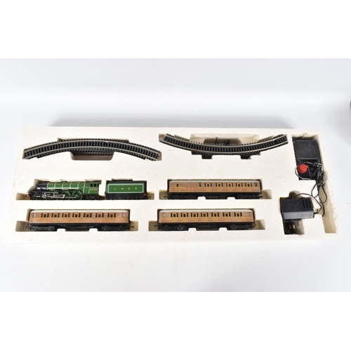 201 - A BOXED HORNBY RAILWAYS OO GAUGE FLYING SCOTSMAN TRAIN SET, No.R1001, comprising said locomotive No.... 