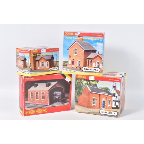 206 - A QUANTITY OF BOXED HORNBY SKALEDALE  AND OTHER OO GAUGE MODEL RAILWAY LINESIDE BUILDINGS AND ACCESS... 