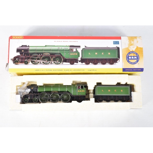 207 - A BOXED HORNBY RAILWAYS OO GAUGE CLASS A1/A3 LOCOMOTIVE 'Flying Scotsman' No.4472, L.N.E.R. green li... 