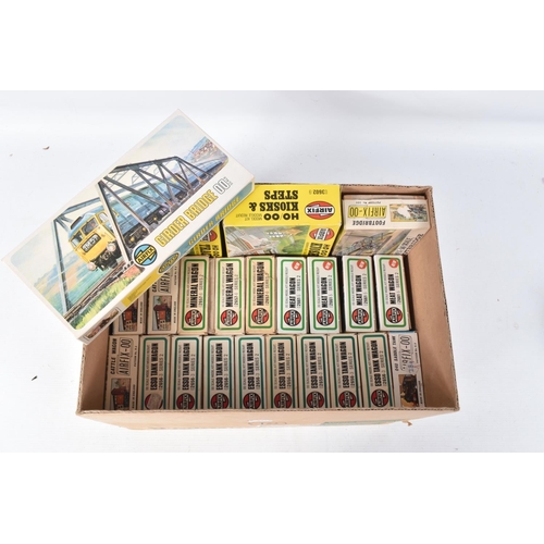 212 - A QUANTITY OF SEALED AIRFIX OO/HO GAUGE MODEL RAILWAY LINESIDE BUILDING AND ACCESSORY KITS, mixture ... 