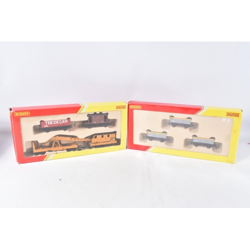 213 - A QUANTITY OF BOXED AND UNBOXED OO GAUGE ROLLING STOCK, to include Hornby RailRoad Breakdown Pack (R... 