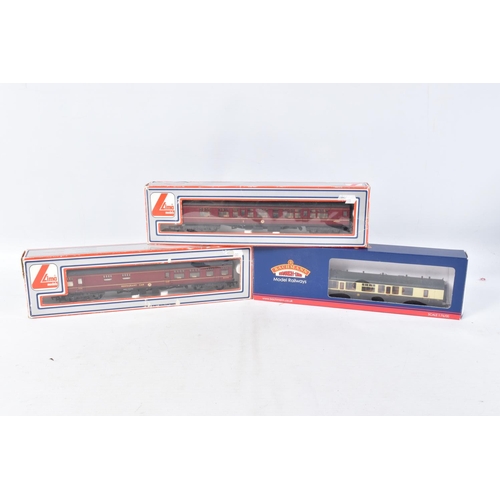 213 - A QUANTITY OF BOXED AND UNBOXED OO GAUGE ROLLING STOCK, to include Hornby RailRoad Breakdown Pack (R... 