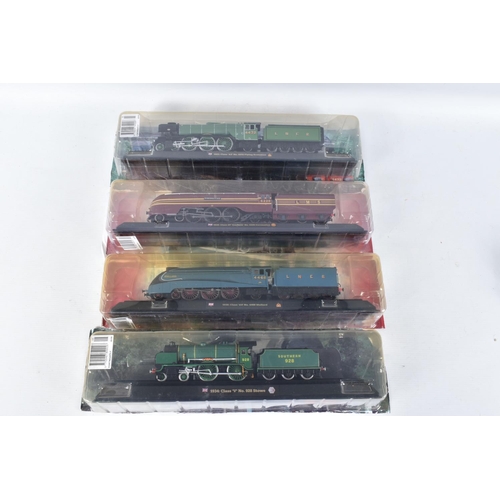 216 - A QUANTITY OF BOXED AND UNBOXED OO/HO GAUGE COACHING STOCK, to include Trix HO and Tri-ang OO B.R. M... 