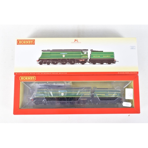 226 - A BOXED HORNBY RAILWAYS OO GAUGE BATTLE OF BRITAIN CLASS LOCOMOTIVE AND TENDER, 'Sir Archibald Sincl... 