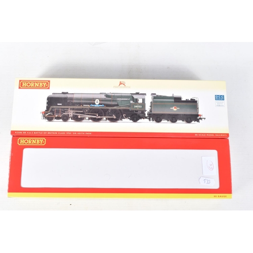 228 - A BOXED HORNBY RAILWAYS OO GAUGE REBUILT BATTLE OF BRITAIN CLASS LOCOMOTIVE AND TENDER, 'Sir Keith P... 