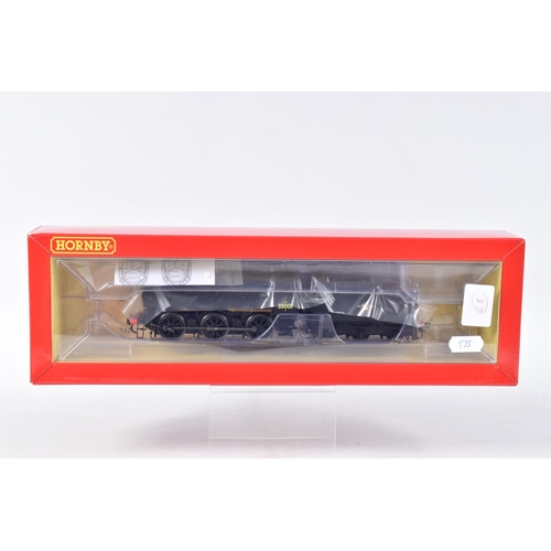 230 - A BOXED HORNBY RAILWAYS OO GAUGE CLASS Q1 LOCOMOTIVE AND TENDER, No.33001, B.R. black livery (R3598)... 