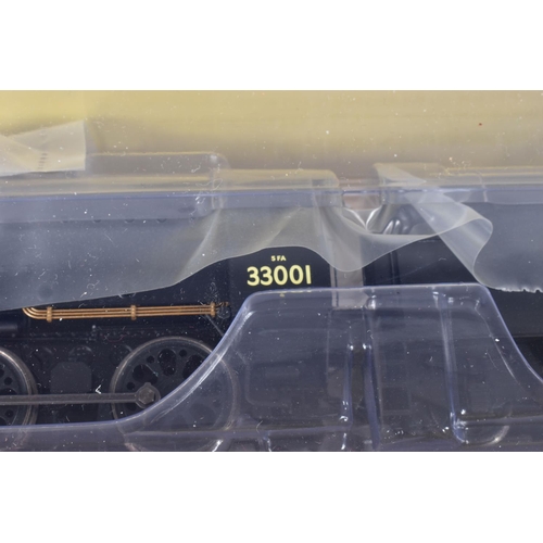 230 - A BOXED HORNBY RAILWAYS OO GAUGE CLASS Q1 LOCOMOTIVE AND TENDER, No.33001, B.R. black livery (R3598)... 