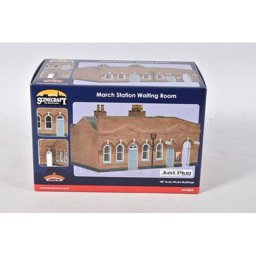 243 - A QUANTITY OF BOXED BACHMANN OO GAUGE LINESIDE BUILDINGS AND ACCESSORIES, to include a March Station... 