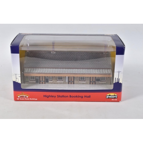 243 - A QUANTITY OF BOXED BACHMANN OO GAUGE LINESIDE BUILDINGS AND ACCESSORIES, to include a March Station... 