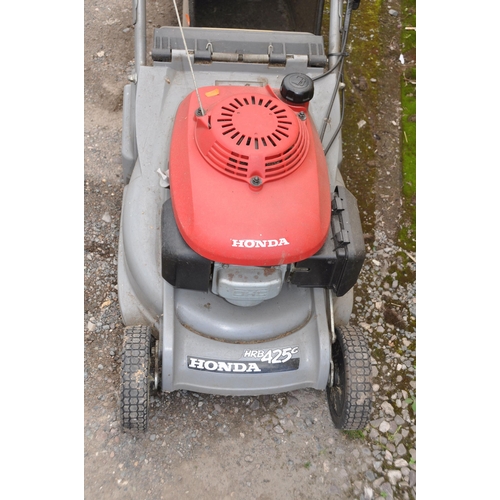 1027 - A HONDA HRB425C PETROL LAWN MOWER with grass bag (engine pulls freely but hasn't been started)