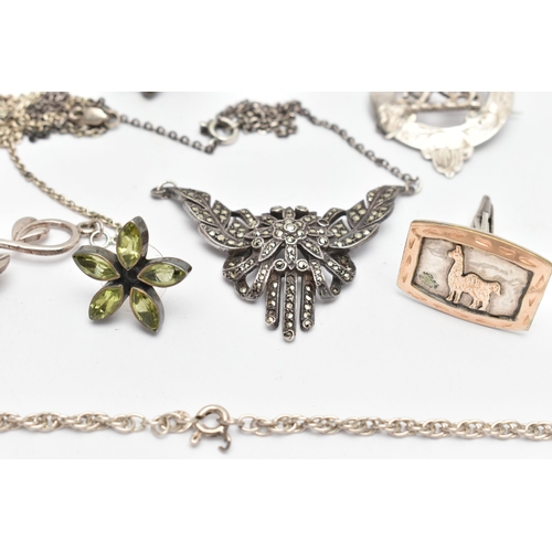 107 - AN ASSORTMENT OF SILVER AND WHITE METAL JEWELLERY, to include a silver military badge, hallmarked Ed... 