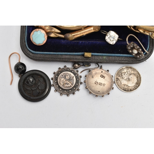 114 - AN ASSORTMENT OF EARLY 20TH CENTURY JEWELLERY ITEMS, to include two rolled gold mourning brooches, a... 