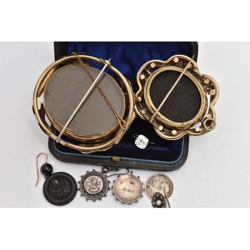 114 - AN ASSORTMENT OF EARLY 20TH CENTURY JEWELLERY ITEMS, to include two rolled gold mourning brooches, a... 