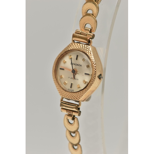 24 - A LADYS 'SEKONDA' WRISTWATCH, manual wind, round silver dial signed 'Sekonda 17 jewels', baton marke... 