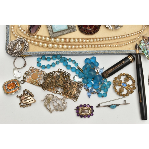 184 - AN ASSORTMENT OF JEWELLERY, a selection of early 20th century brooches, an Art Nouveau white metal p... 