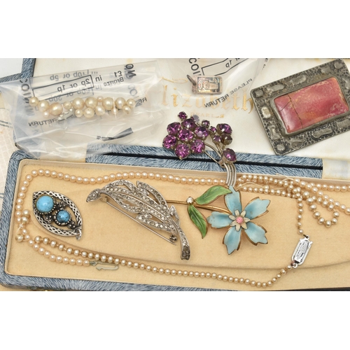 184 - AN ASSORTMENT OF JEWELLERY, a selection of early 20th century brooches, an Art Nouveau white metal p... 