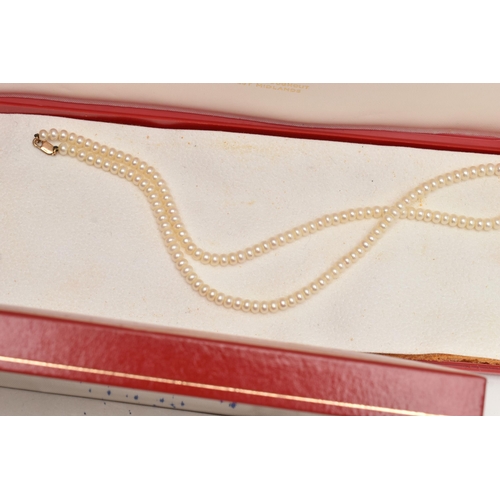 190 - A BOX OF ASSORTED ITEMS, to include a cultured pearl necklace fitted with yellow metal lobster clasp... 