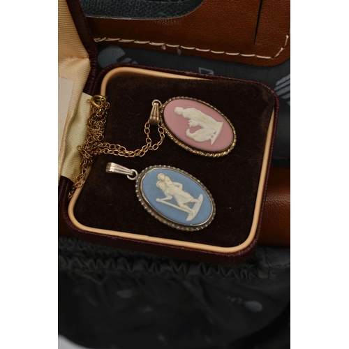 195 - A TRAVEL CASE WITH COSTUME JEWELLERY, to include a hinged rolled gold bangle, a crackled quartz bead... 