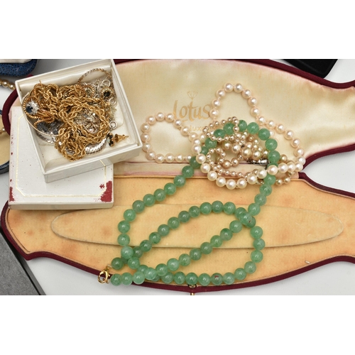 195 - A TRAVEL CASE WITH COSTUME JEWELLERY, to include a hinged rolled gold bangle, a crackled quartz bead... 