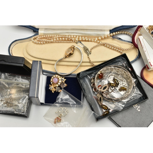 195 - A TRAVEL CASE WITH COSTUME JEWELLERY, to include a hinged rolled gold bangle, a crackled quartz bead... 