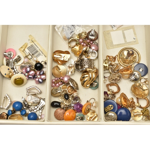 211 - A BOX OF ASSORTED COSTUME JEWELLERY AND ITEMS, to include a multi storage cream jewellery box with c... 