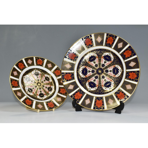 387 - TWO ROYAL CROWN DERBY 1128 IMARI PATTERN CABINET PLATES, comprising one diameter 22cm, the other lar... 