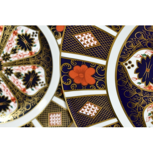 387 - TWO ROYAL CROWN DERBY 1128 IMARI PATTERN CABINET PLATES, comprising one diameter 22cm, the other lar... 