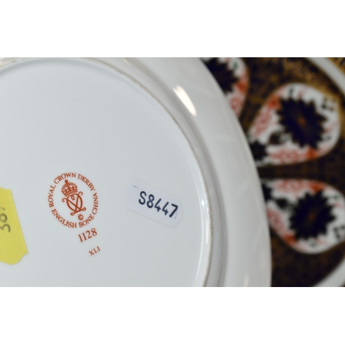 387 - TWO ROYAL CROWN DERBY 1128 IMARI PATTERN CABINET PLATES, comprising one diameter 22cm, the other lar... 