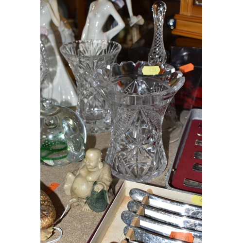 433 - A GROUP OF GLASSWARE AND MISCELLANEOUS ITEMS, comprising a Patsi Ann limited edition 15/200 sculptur... 