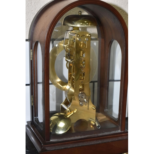 460 - TWO MANTEL CLOCKS, comprising a cream marble French made clock stamped Deposé 17092, height 23cm, a ... 