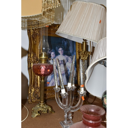 477 - A MODERN ITALIAN CERAMIC TABLE LAMP WITH MATCHING CERAMIC AND GILT WOOD STAND, TWO OTHER TABLE LAMPS... 