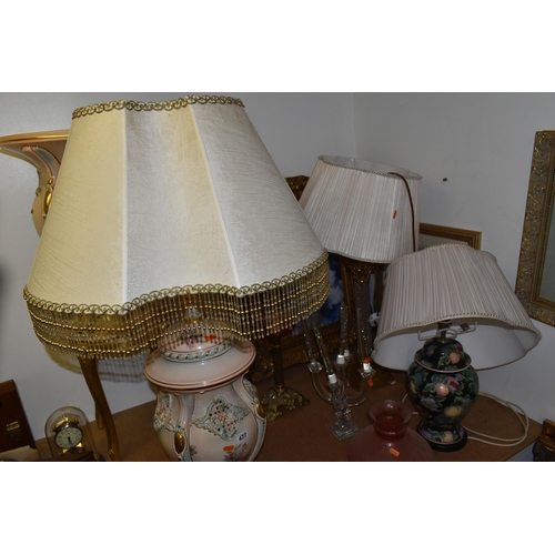 477 - A MODERN ITALIAN CERAMIC TABLE LAMP WITH MATCHING CERAMIC AND GILT WOOD STAND, TWO OTHER TABLE LAMPS... 