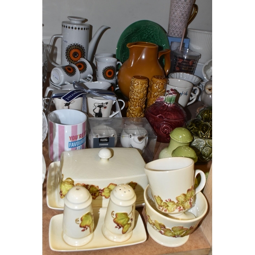 500 - A QUANTITY OF MID- CENTURY AND MODERN CERAMICS, comprising a green Carlton ware cup, tea plate and s... 